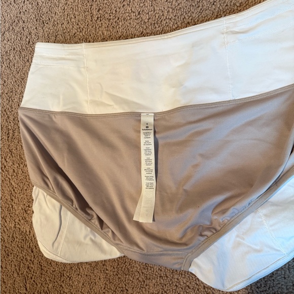 Lululemon White Speed Up High Rise 2.5in Shorts - Picture 4 of 5